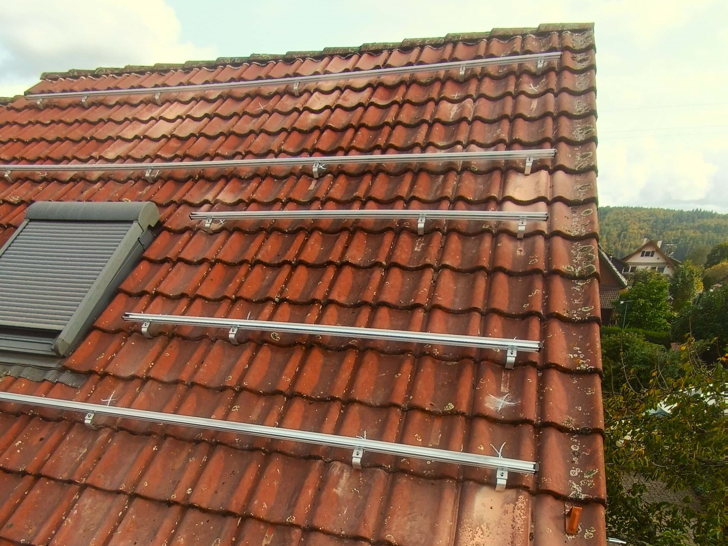 Westliche Dachfläche mit Hacken und Halterungsschienen